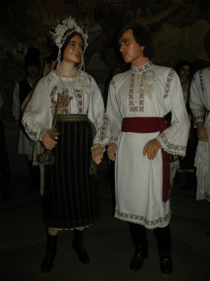 Costume tradiționale de mireasă și mire