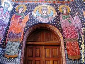 Входная дверь собора 