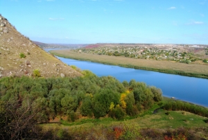 Вид на нижнюю часть Циповского ущелья и Днестр осенью