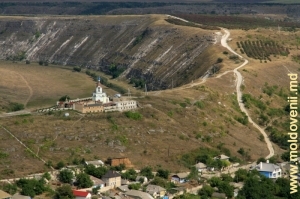 Biserica deasupra satului Butuceni, vedere din vîrful pantei drepte a Defileului Butuceni