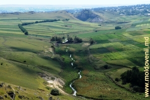 Общий вид долины Лопатника в сторону с. Коржеуць