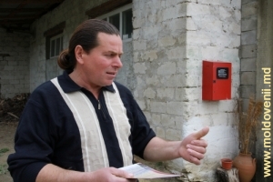 Vasile Goncear în curtea casei sale