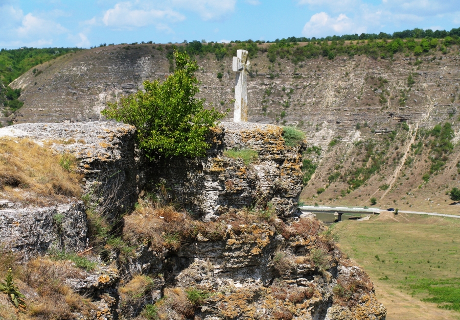 Каменный крест над скальным монастырем в с. Бутучень