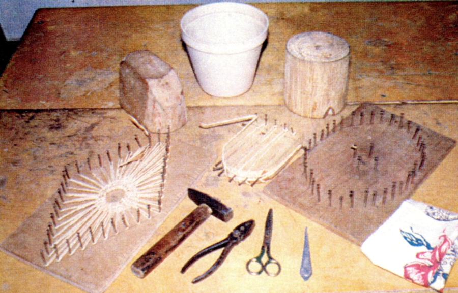 Материалы и инструменты для плетения