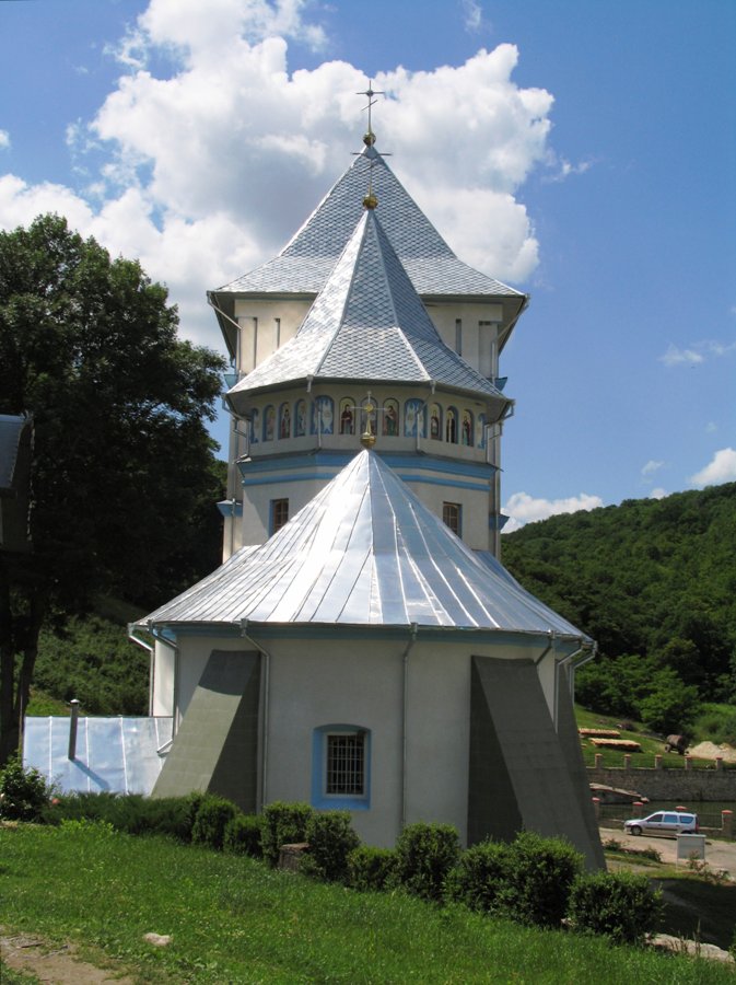 Восстановленная старая церковь монастыря 