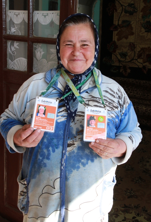 Лидия Беженару с карточками участников Евровидения