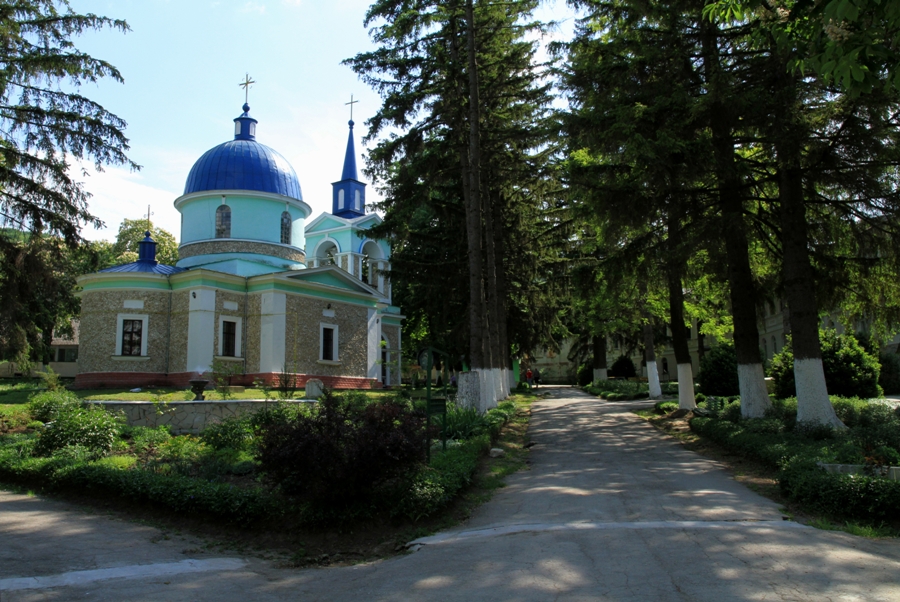 Aleea centrală şi biserica de vară a mănăstirii Hîrjauca – primăvara, 2011