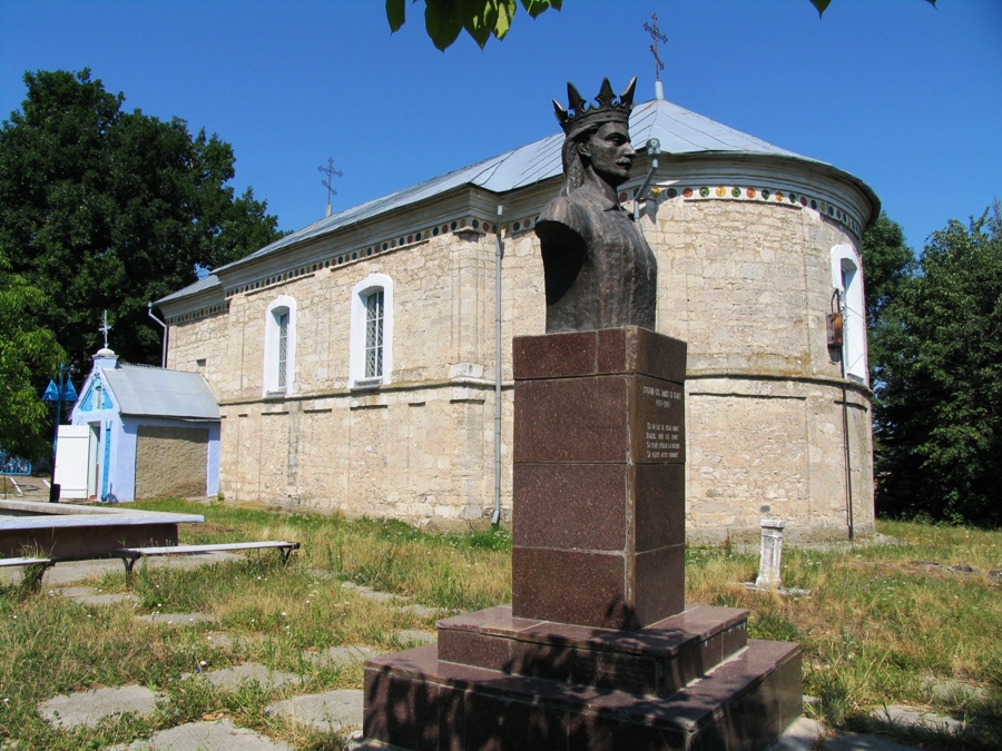 Памятник, старая церковь и дуб