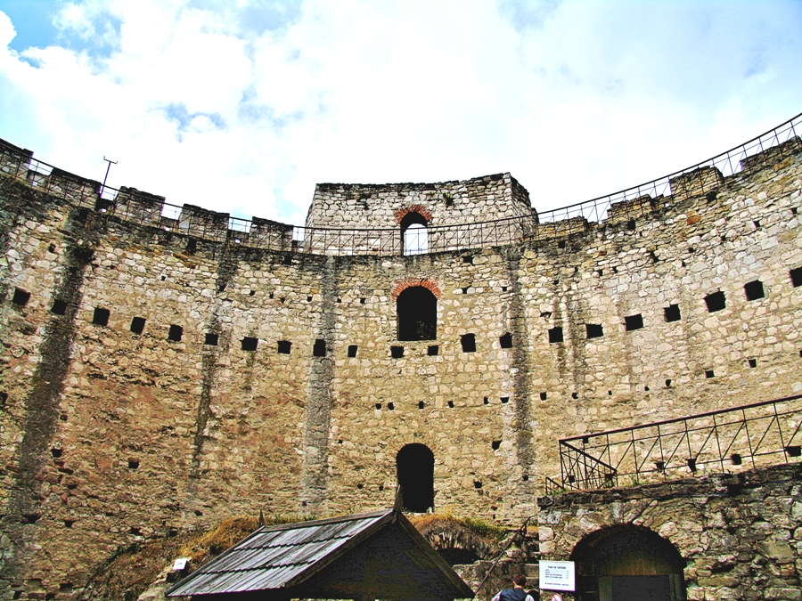 Крепостная стена, вид со двора крепости