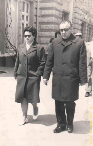 Profesorul Potlog împreună cu soția. Chișinău, Prospectul Lenin, 1978. Arhiva familiei Potlog