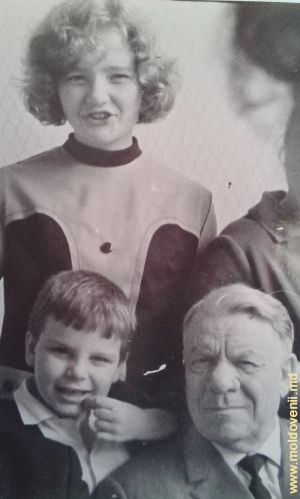 С внучкой Наташей и внуком Сергеем. г. Кишинев, 1969 г.
