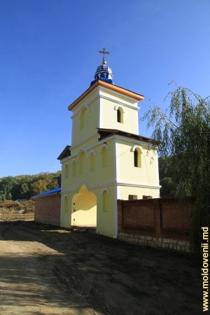 Clopotniţa deasupra intrării în Mănăstirea Veveriţa, octombrie 2011