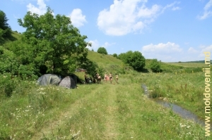 Палатки у ручья на дне ущелья у села Татарэука Веке
