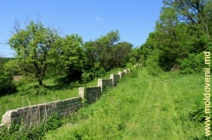 Drumul de-a lungul peretelui mănăstirii Ţigăneşti