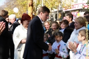 2011. Primarul capitalei face cunoştinţă cu participanţii la sărbătoare