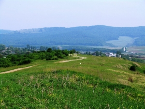 Vedere spre satul Bahmut din partea satului Veveriţa