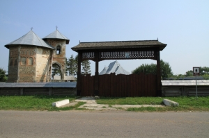 Poarta de intrare pe teritoriul bisericii