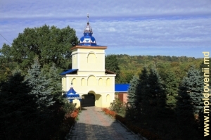 Надвратная башня в монастыре Веверица, октябрь 2011