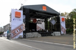 2011. Праздничная сцена на площади Великого национального собрания