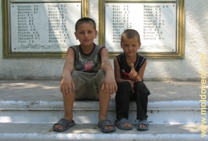 Copii din Cobîlea în faţa monumentului eroilor căzuţi
