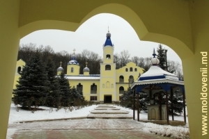 Mănăstirea Veveriţa iarna, 2012
