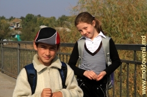 Copii din satul Mîndîc, Drochia pe un pod peste Răut