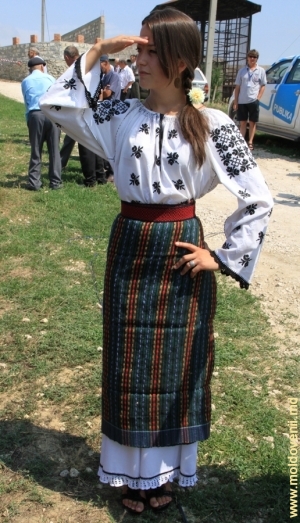 O fată în costum naţional, Hogineşti, Călăraşi