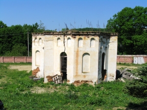 Развалины старой церкви в с. Веверица