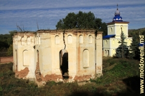 Biserica veche şi Clopotniţa nouă deasupra mănăstirii Veveriţa, octombrie 2011
