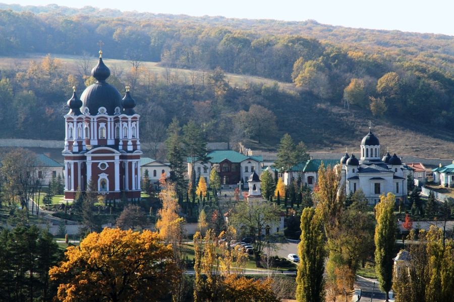 Молдавия фото. Монастырь Куркь Молдова. Монастырь курки Оргеев. Монастырь в Молдавии Оргеев. Город Орхей Молдова монастырь.