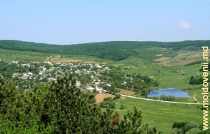 Vedere de pe deal spre satul Tabăra şi lac